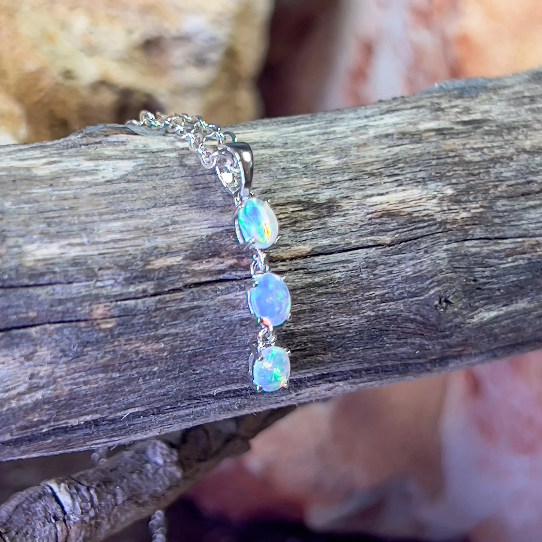 18kt White Gold dangling Crystal Opal pendant 0.42ct