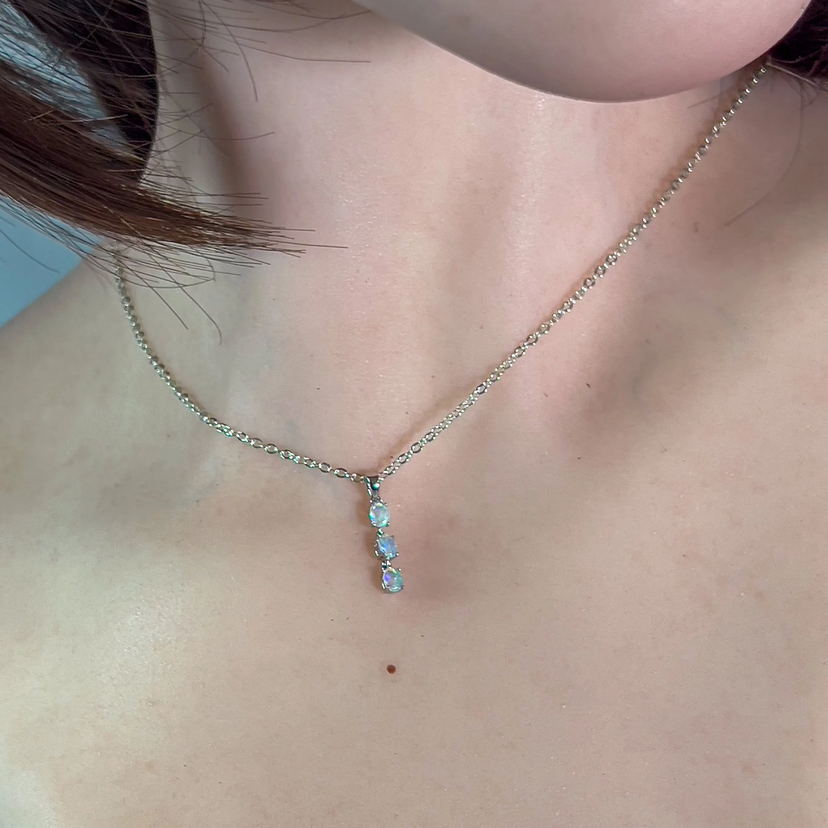 18kt White Gold dangling Crystal Opal pendant 0.42ct