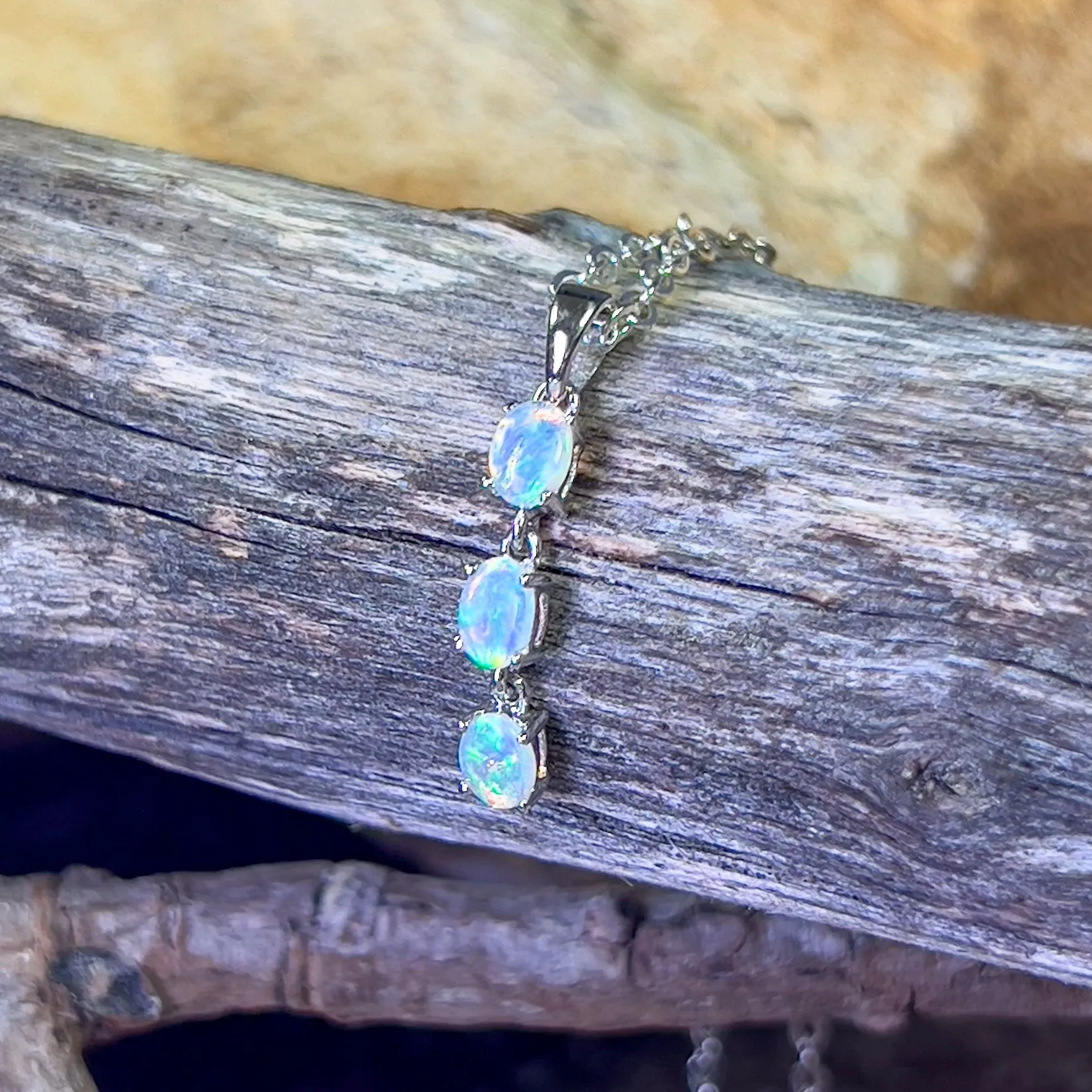 18kt White Gold dangling Crystal Opal pendant 0.42ct