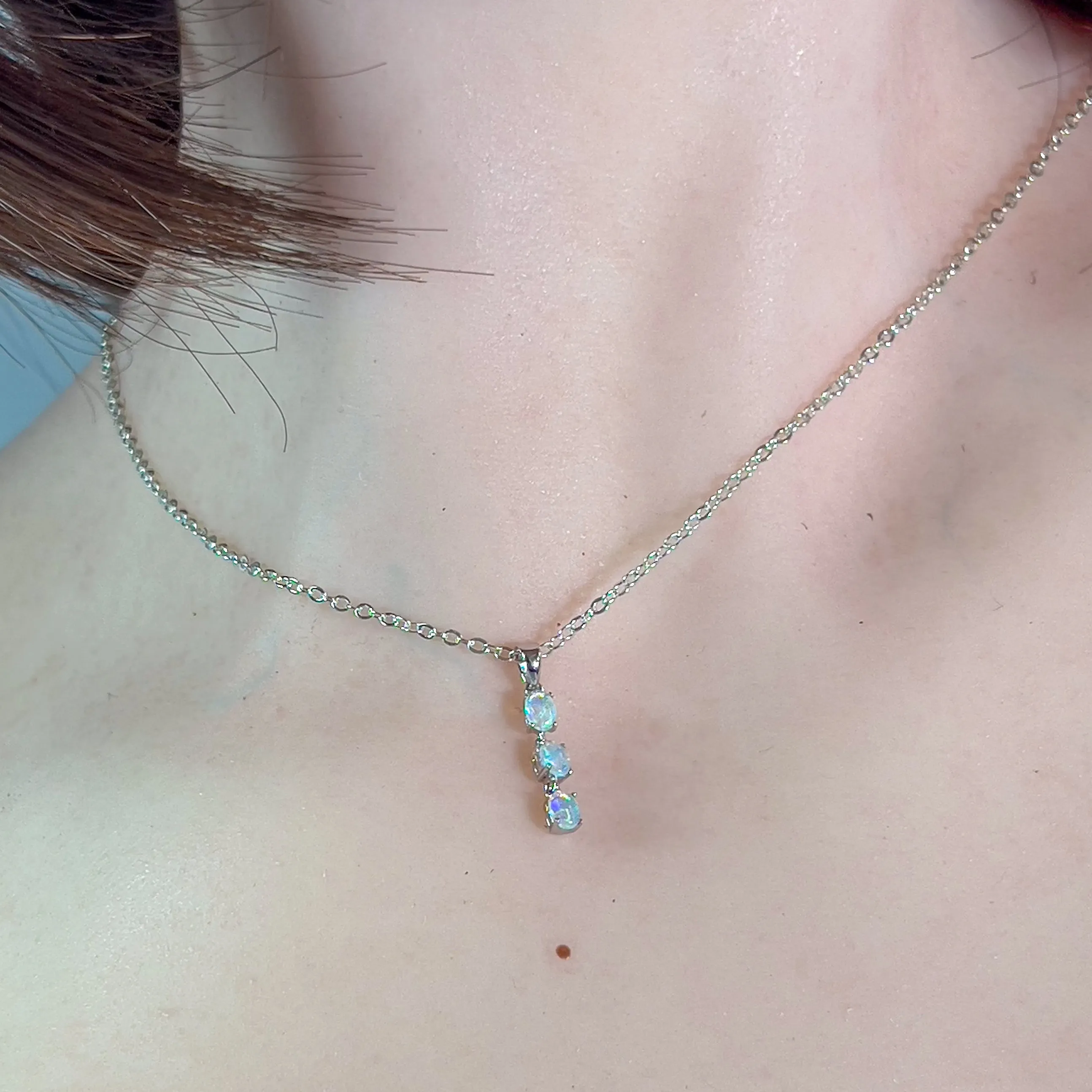 18kt White Gold dangling Crystal Opal pendant 0.42ct
