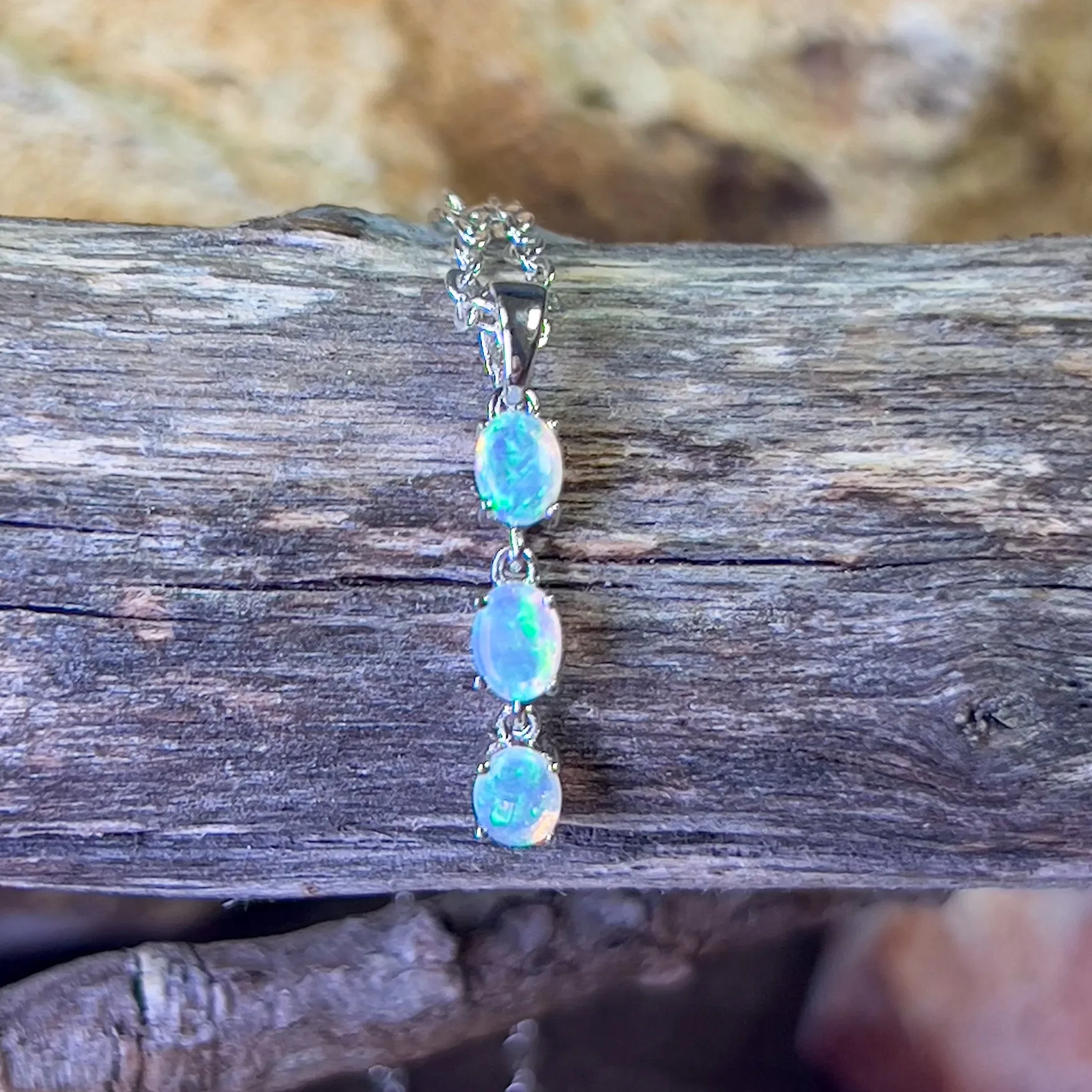18kt White Gold dangling Crystal Opal pendant 0.42ct