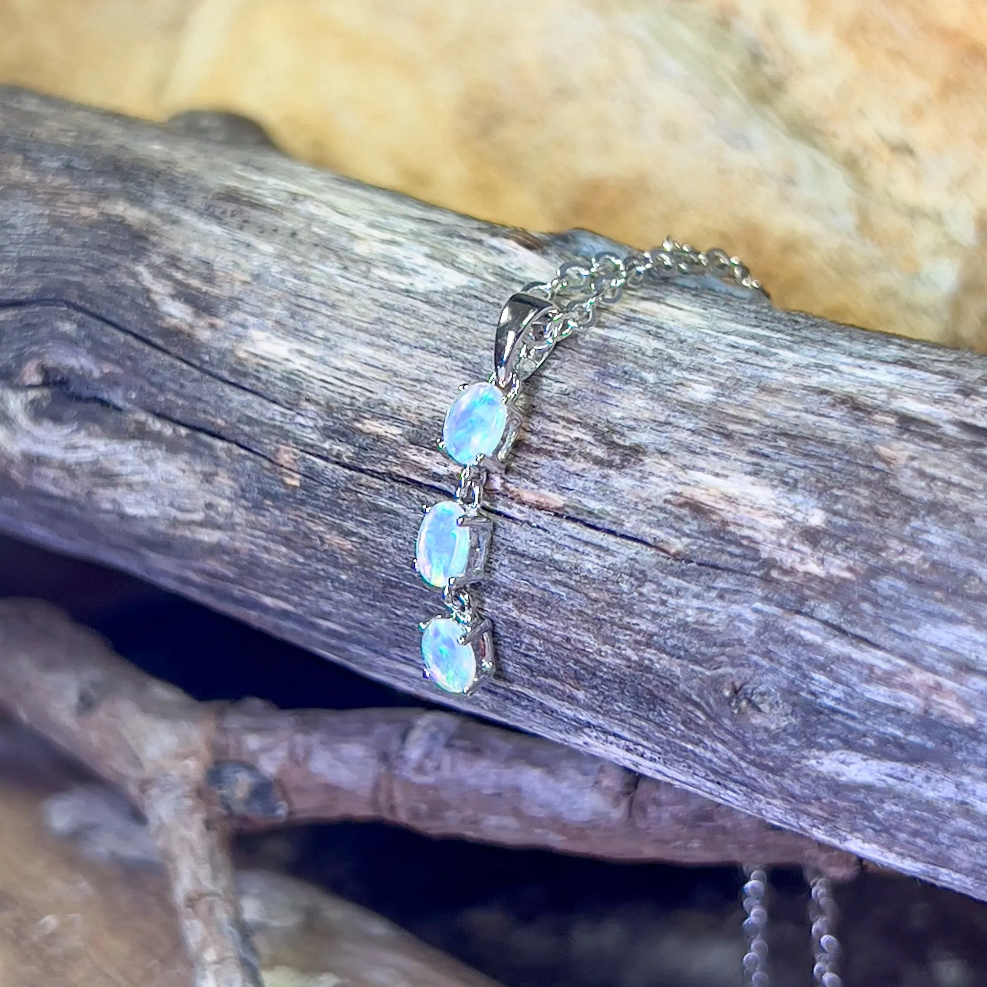 18kt White Gold dangling Crystal Opal pendant 0.42ct
