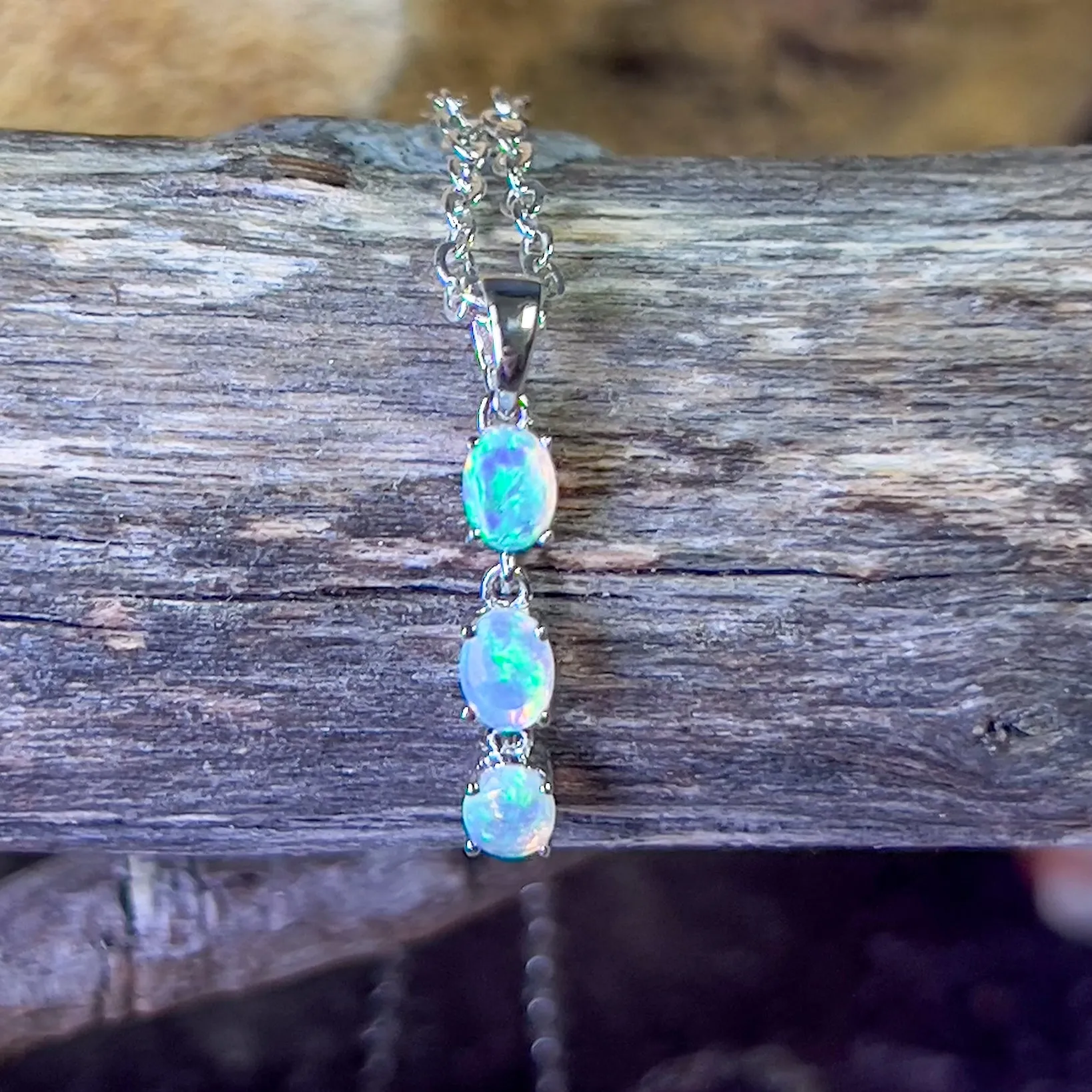 18kt White Gold dangling Crystal Opal pendant 0.42ct