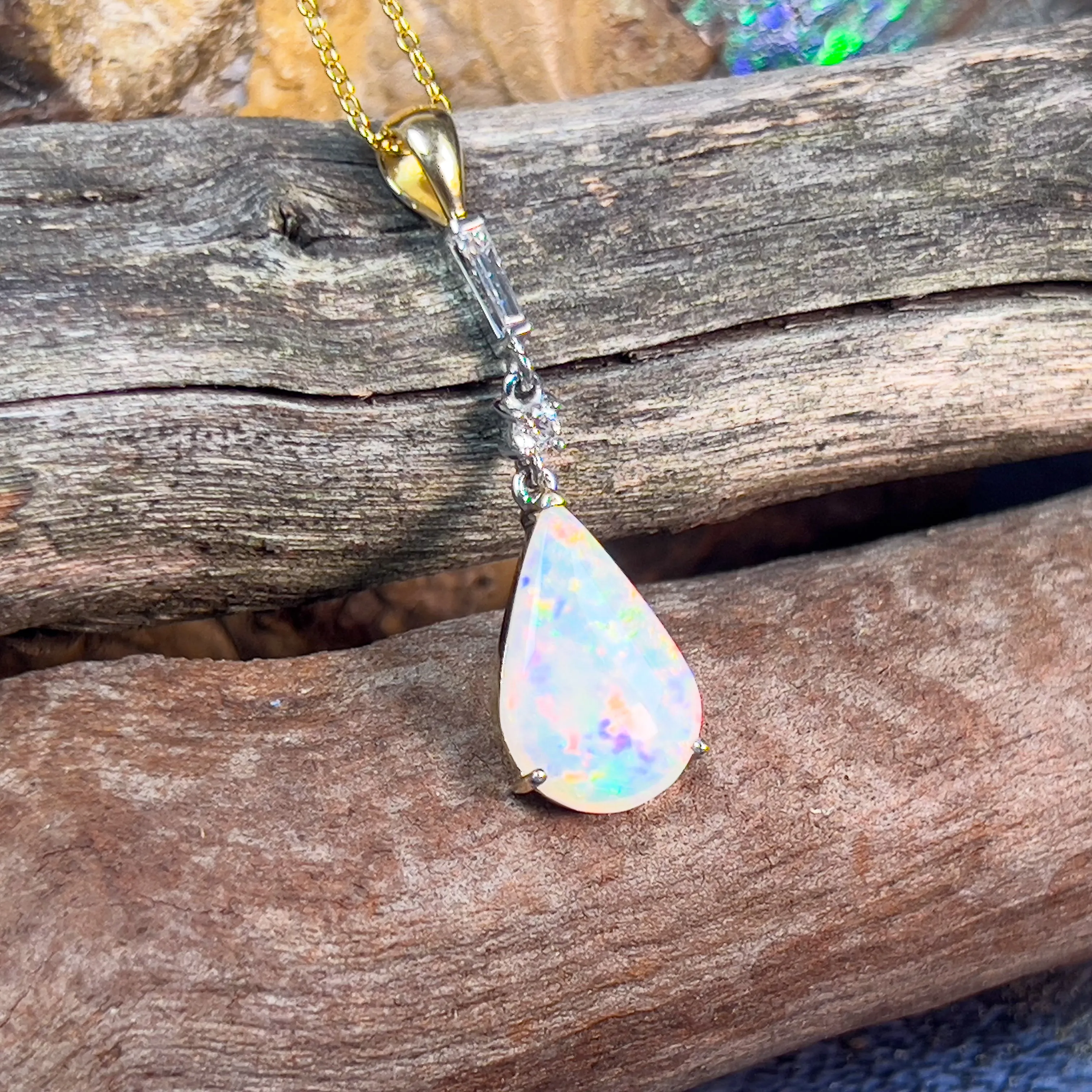 18kt Yellow and White Gold White Fire Opal pearshape 3.1ct and Diamond pendant dangling