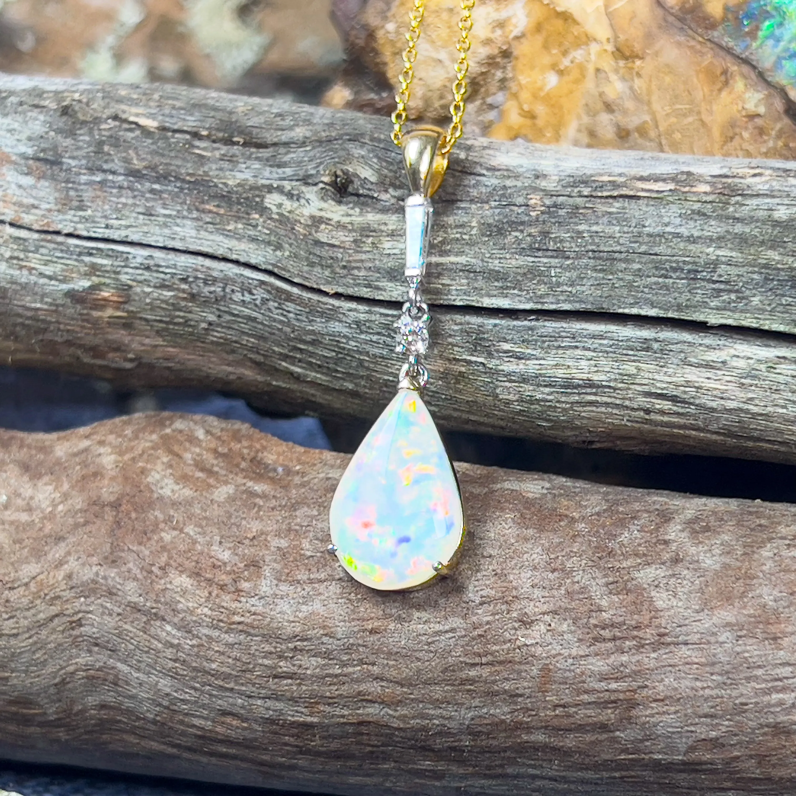 18kt Yellow and White Gold White Fire Opal pearshape 3.1ct and Diamond pendant dangling