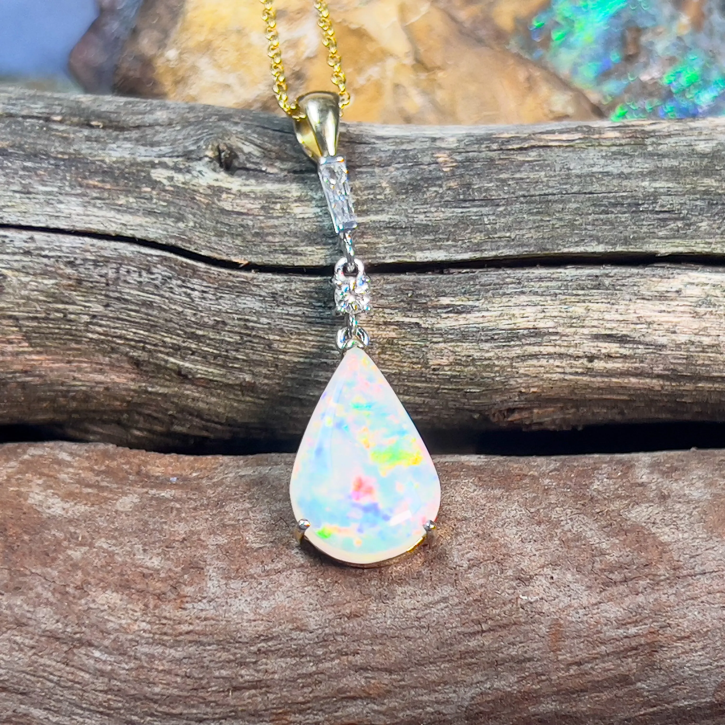 18kt Yellow and White Gold White Fire Opal pearshape 3.1ct and Diamond pendant dangling