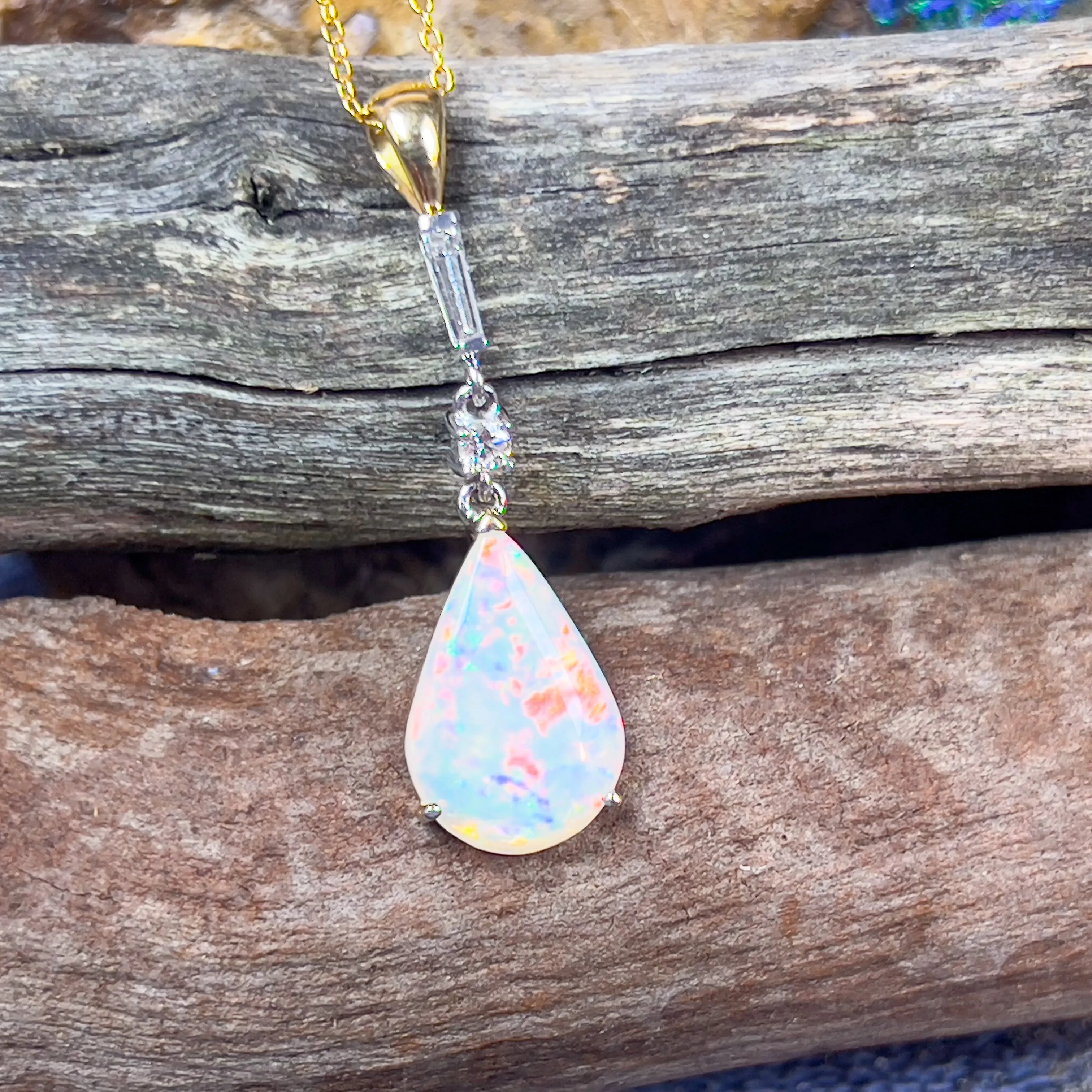 18kt Yellow and White Gold White Fire Opal pearshape 3.1ct and Diamond pendant dangling