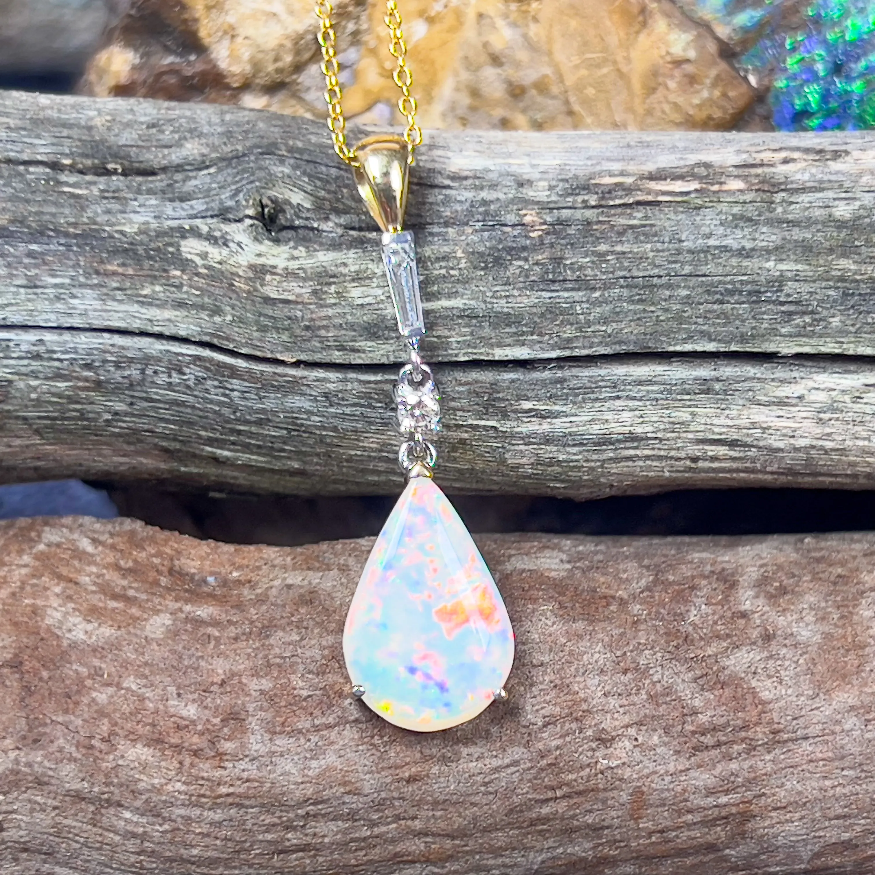 18kt Yellow and White Gold White Fire Opal pearshape 3.1ct and Diamond pendant dangling