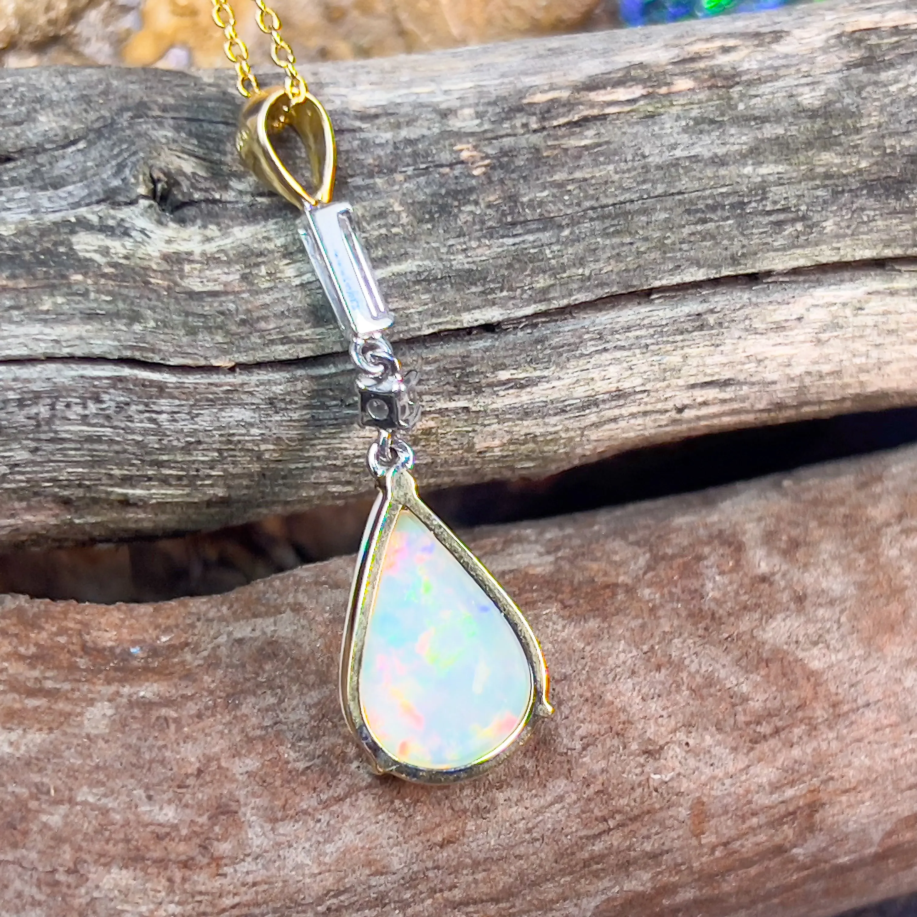 18kt Yellow and White Gold White Fire Opal pearshape 3.1ct and Diamond pendant dangling