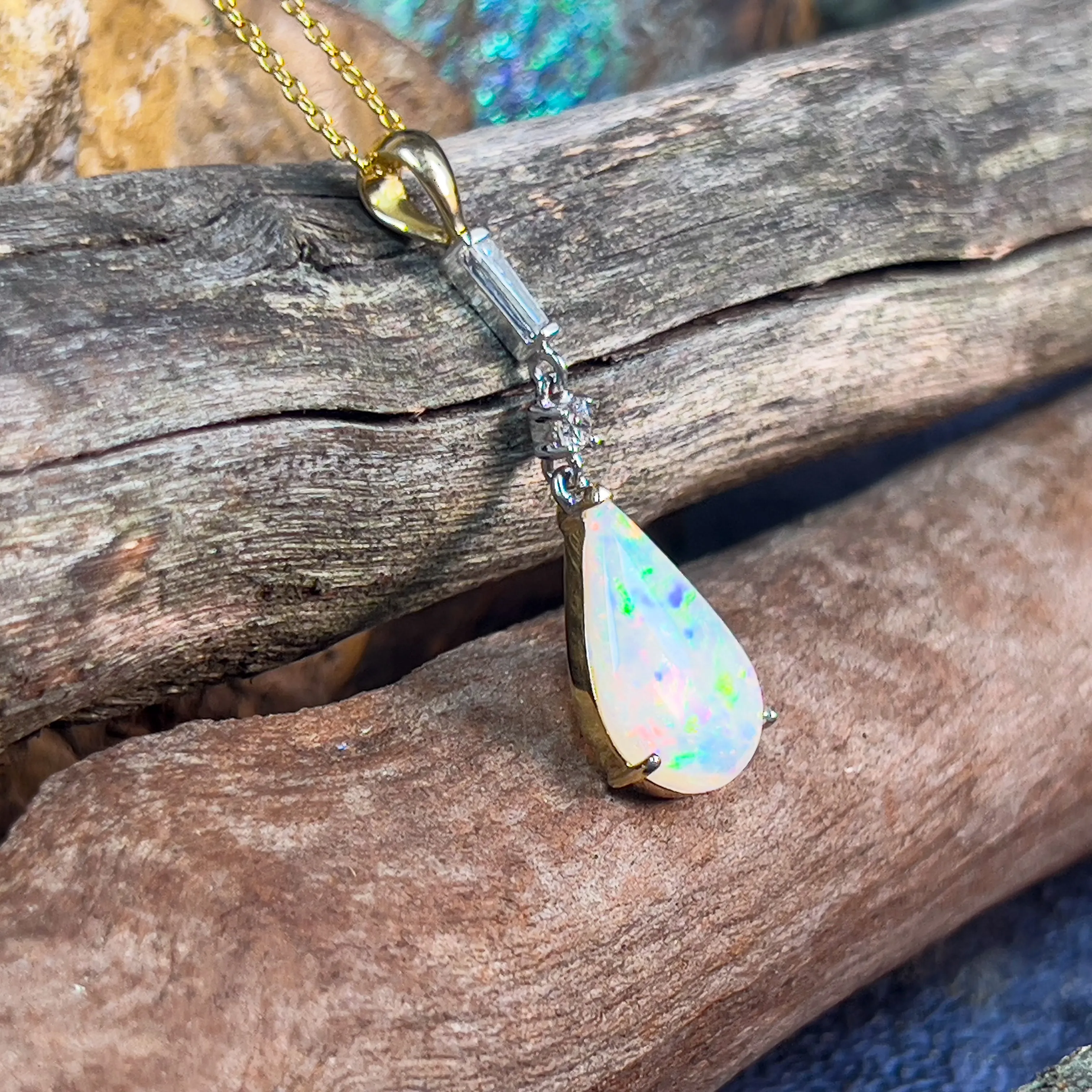 18kt Yellow and White Gold White Fire Opal pearshape 3.1ct and Diamond pendant dangling