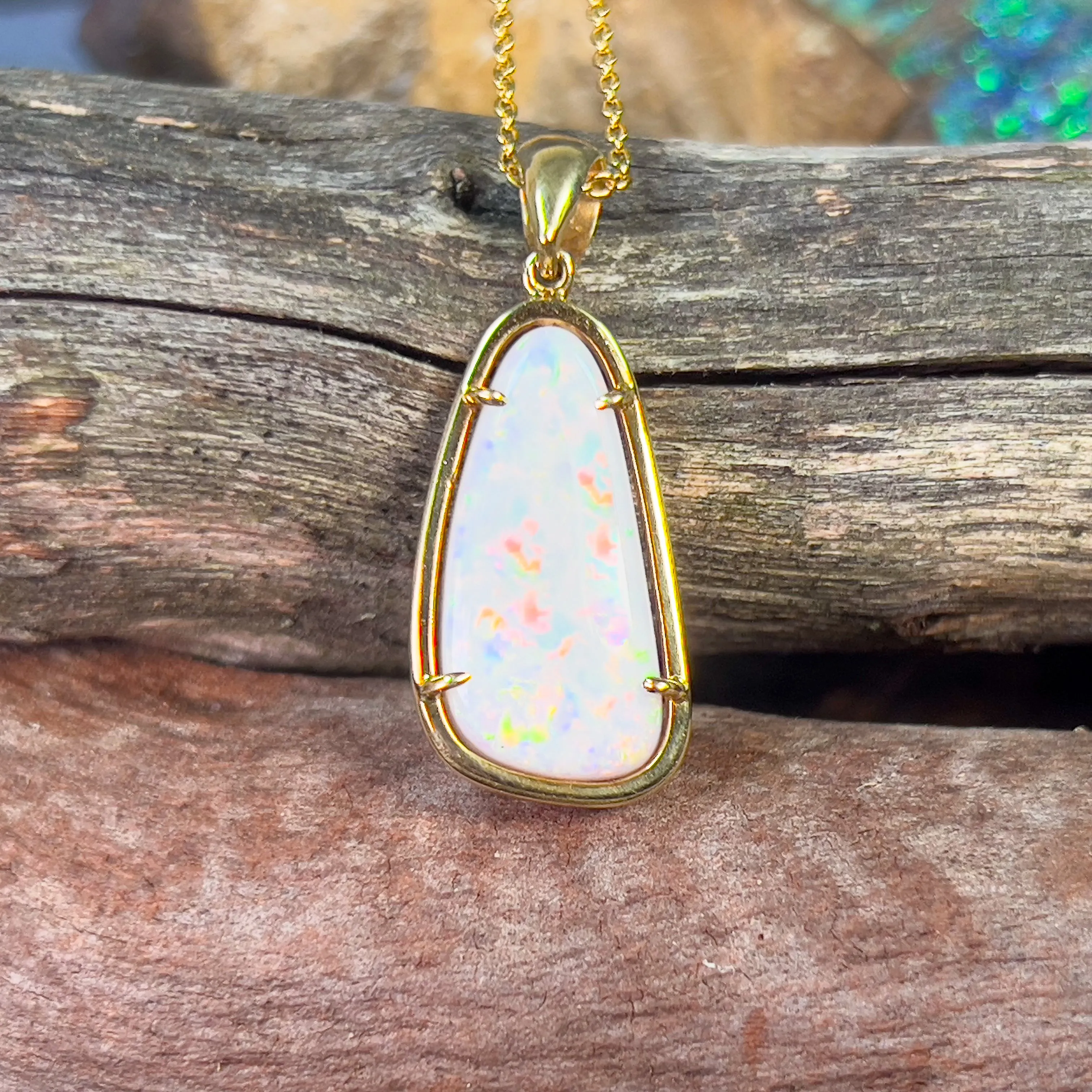 18kt Yellow Gold freeform White Opal 6.74ct pendant