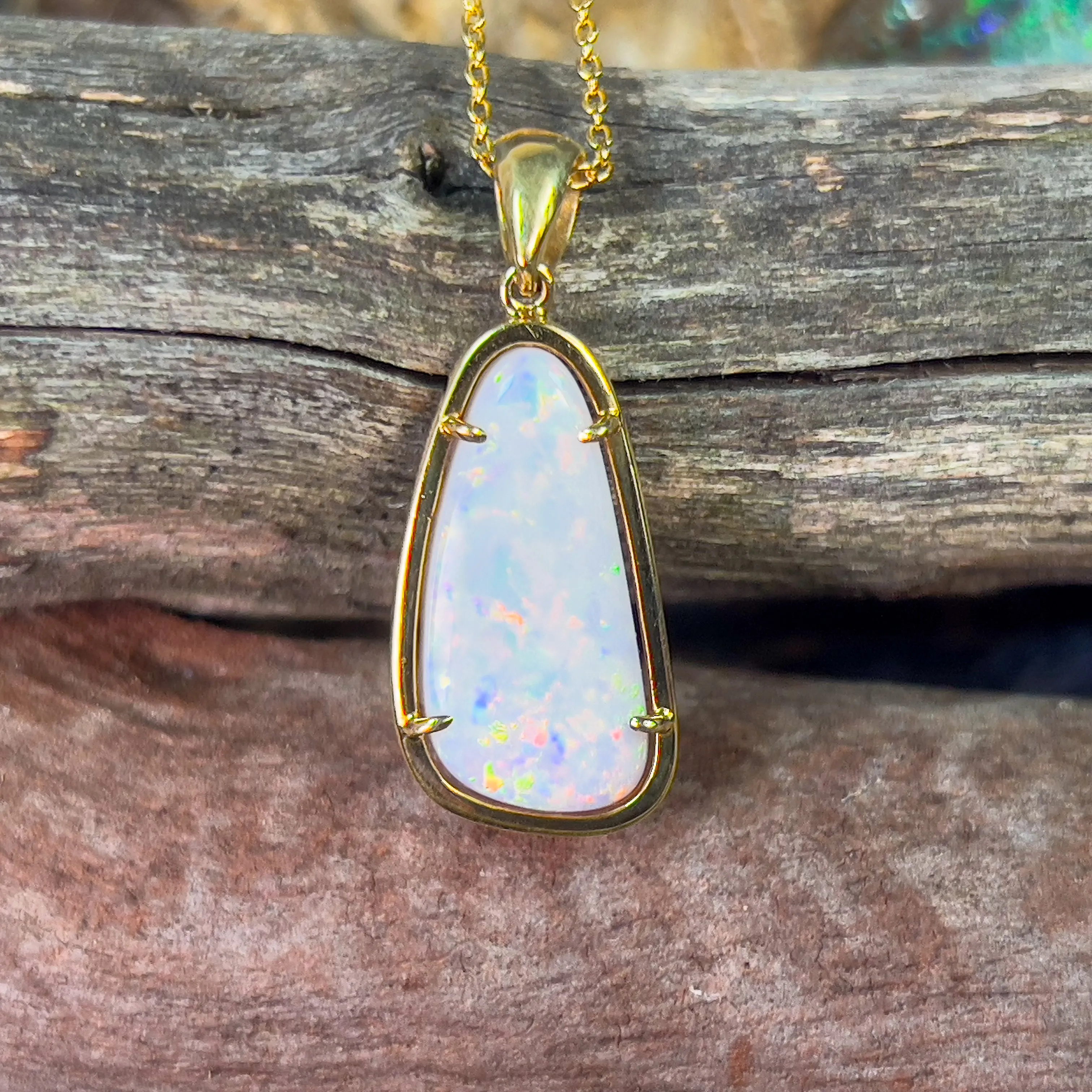 18kt Yellow Gold freeform White Opal 6.74ct pendant