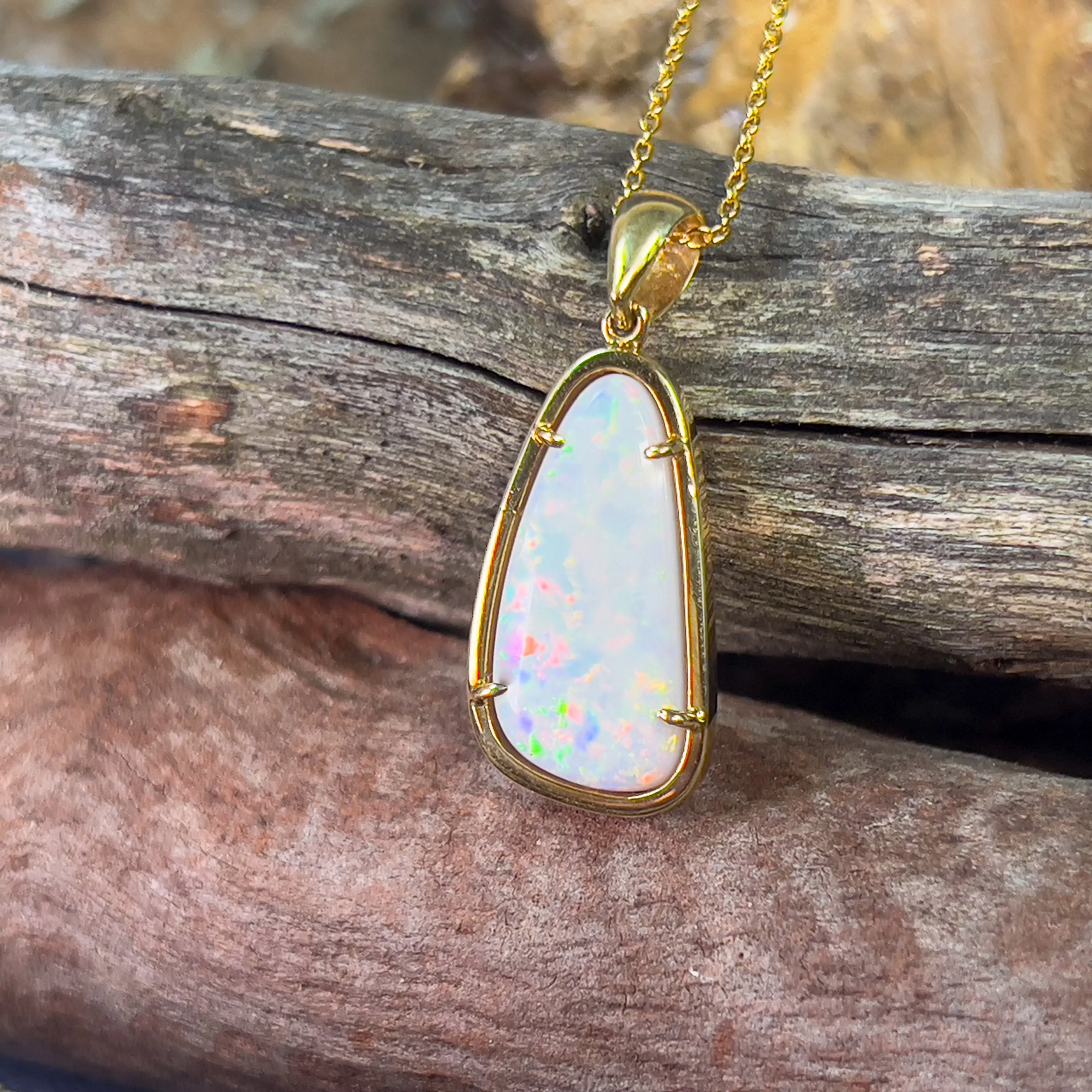 18kt Yellow Gold freeform White Opal 6.74ct pendant