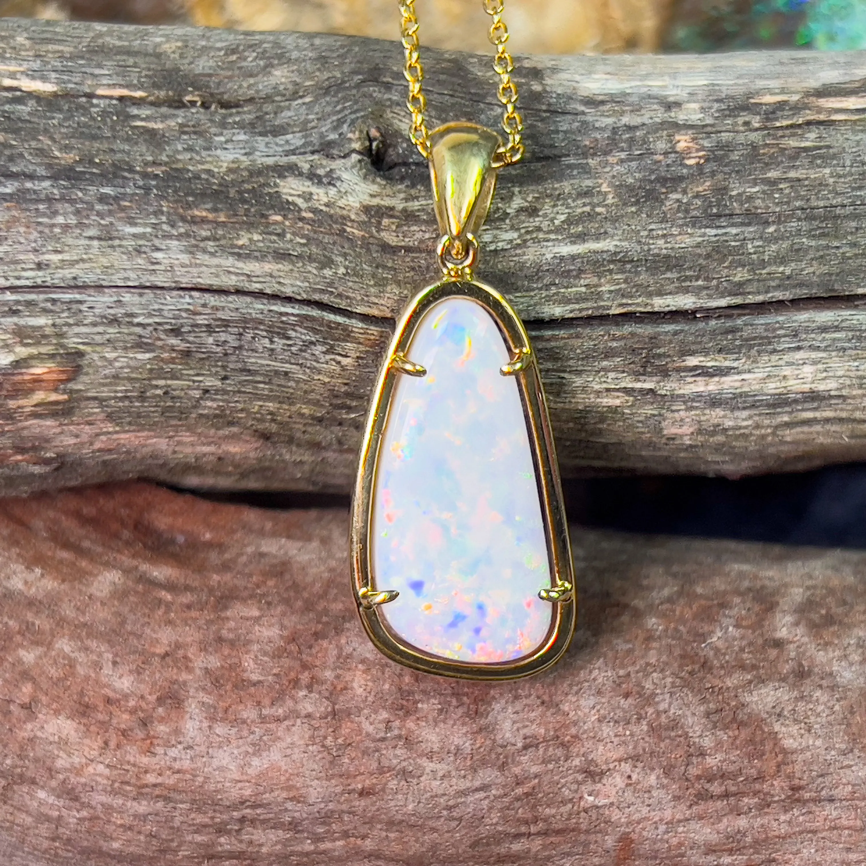 18kt Yellow Gold freeform White Opal 6.74ct pendant