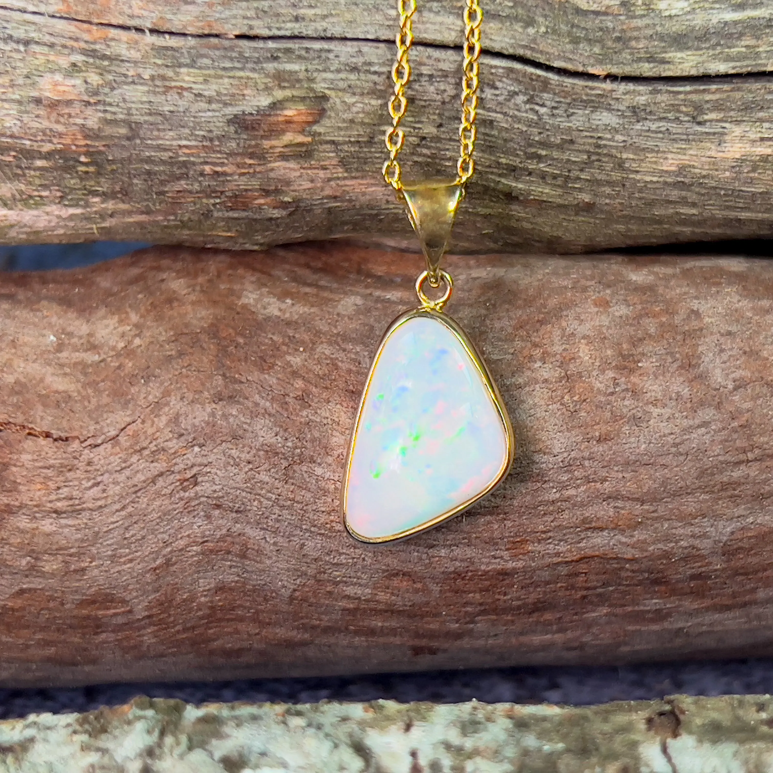18kt Yellow Gold triangle shape White opal 3.01ct pendant