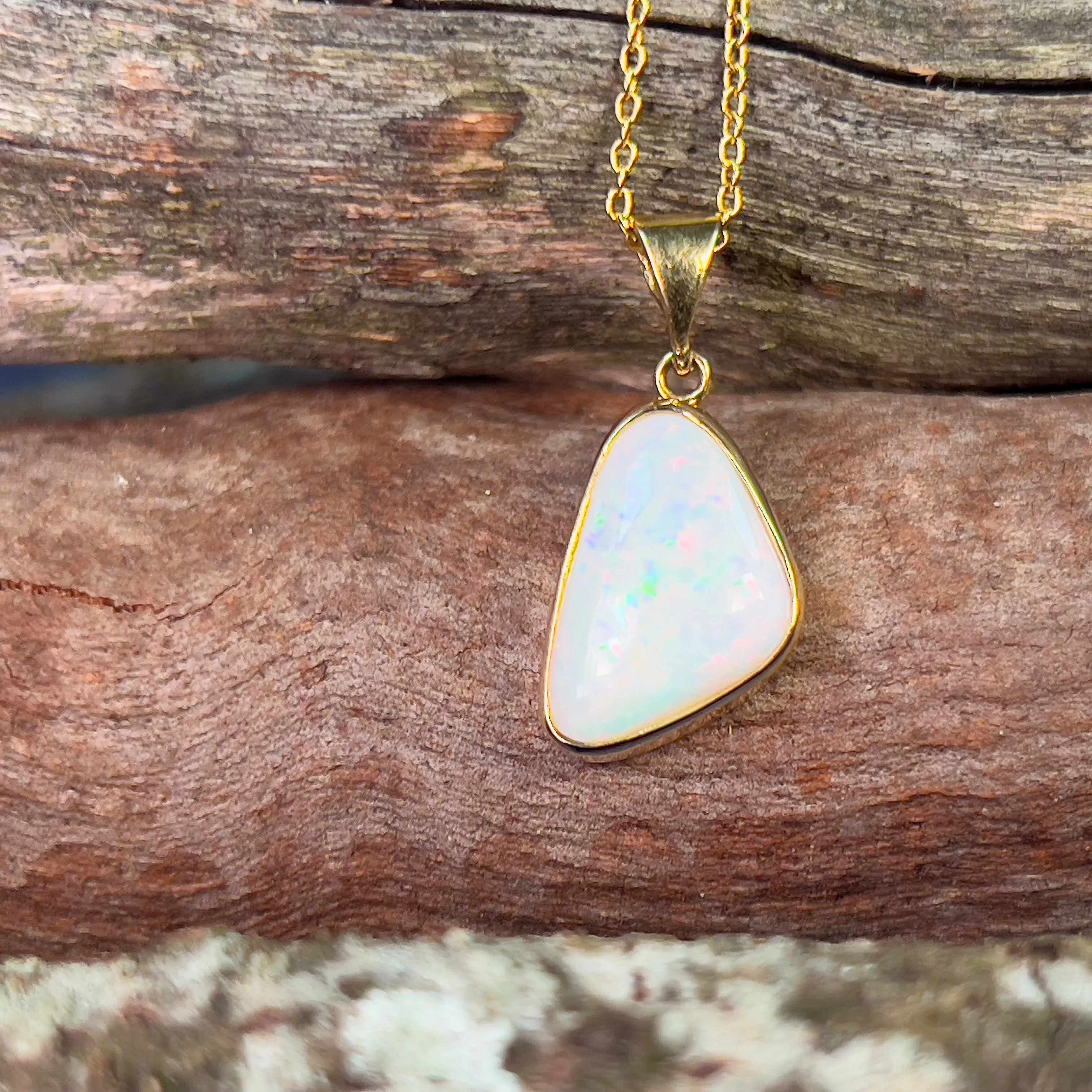 18kt Yellow Gold triangle shape White opal 3.01ct pendant