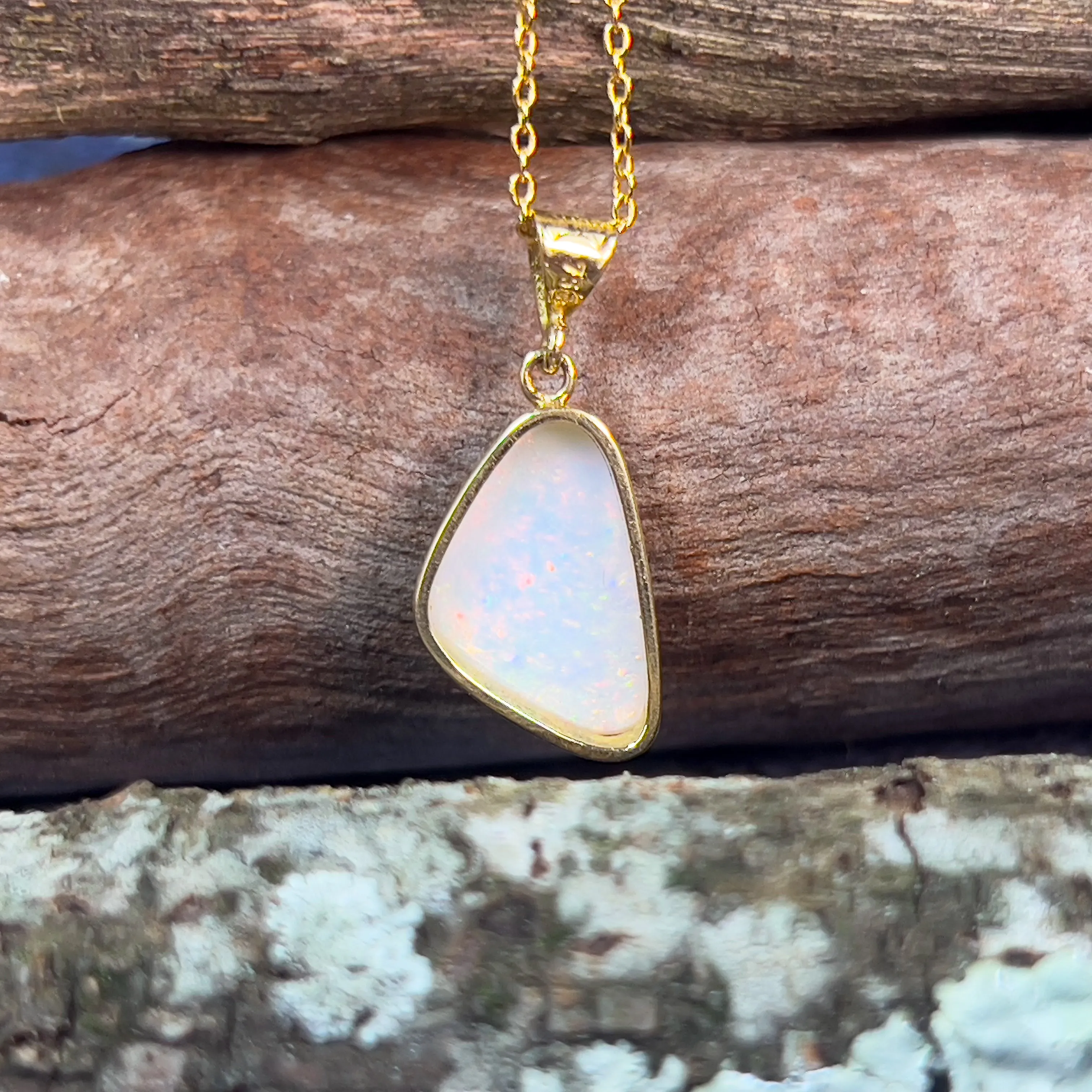 18kt Yellow Gold triangle shape White opal 3.01ct pendant