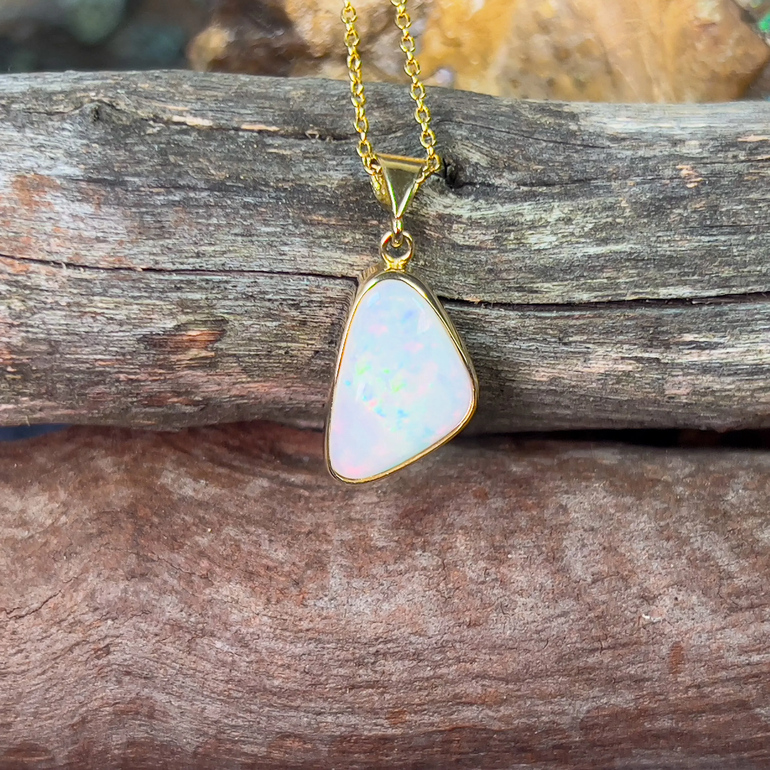 18kt Yellow Gold triangle shape White opal 3.01ct pendant