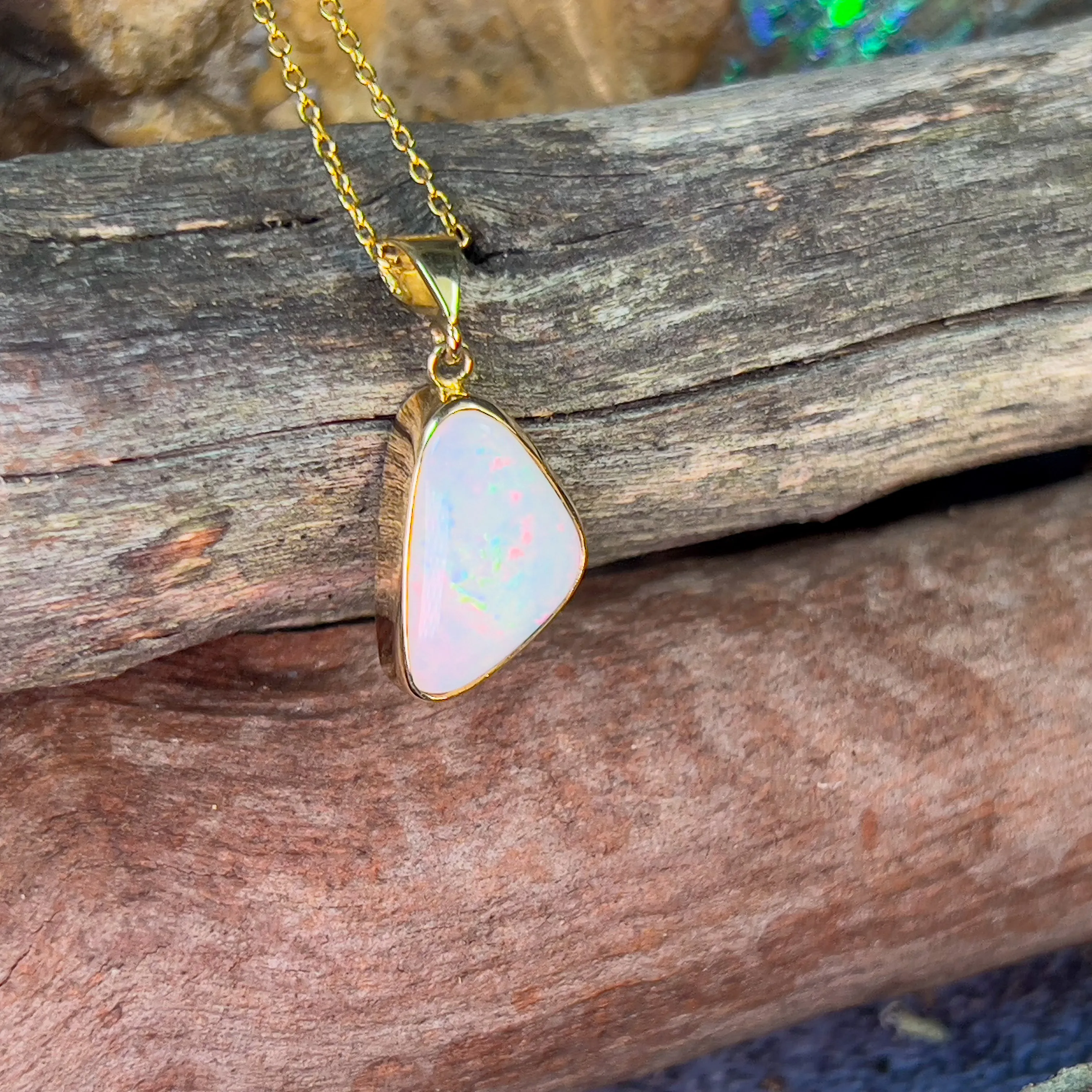 18kt Yellow Gold triangle shape White opal 3.01ct pendant